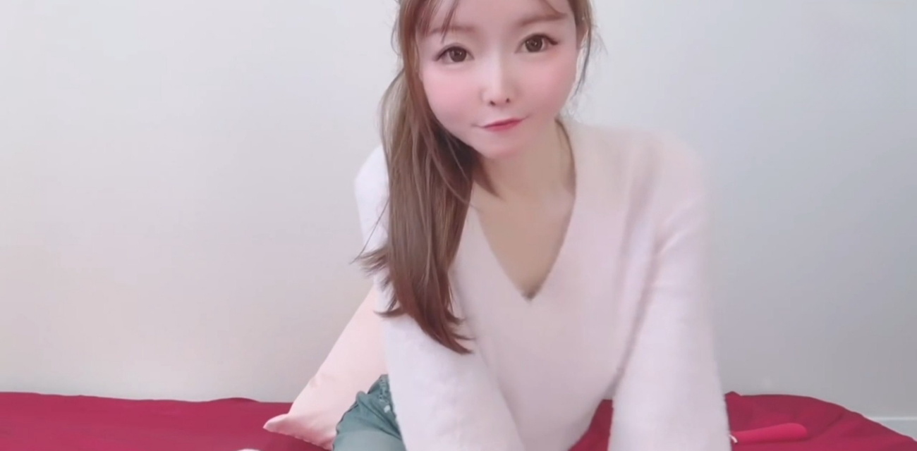 OnlyFans日本娇小巨乳萌妹 YuiPeachpie 白虎粉穴塞肛塞 被小哥浴室无套爆菊内射再干小穴潮喷尿流!