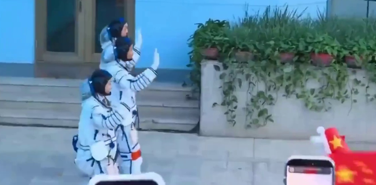 神舟航天员出征仪式翻车! 原本自然走出场被硬生生拦回去 重新表演生硬太尴尬了!